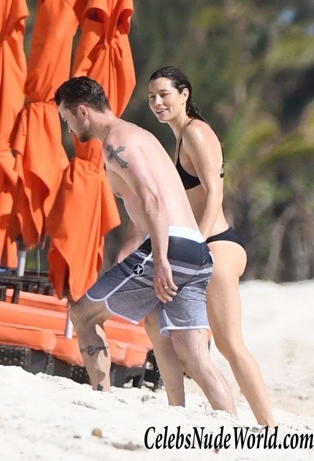 Jessica Biel Wearing A Bikini At A Caribbean Beach 16567