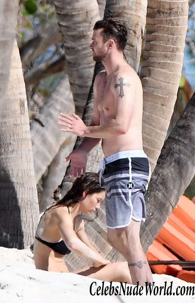 Jessica Biel Wearing A Bikini At A Caribbean Beach 16577