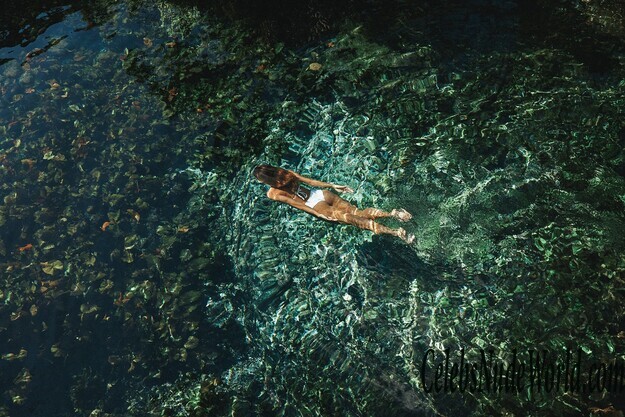 Sandra Kubicka: Black, White And Busty 166618