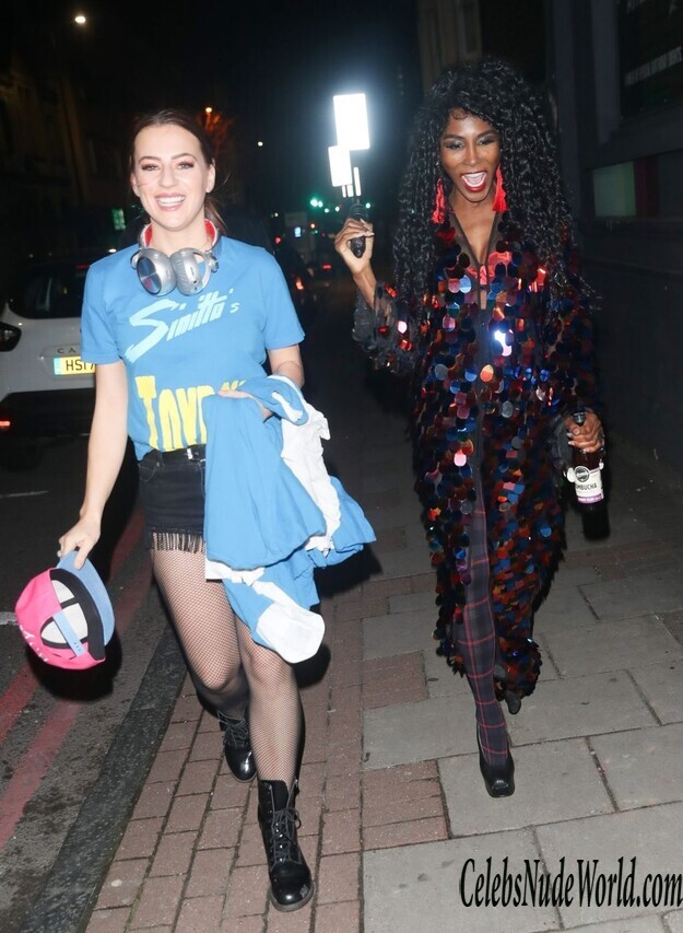 Sinitta Cleavage 167997