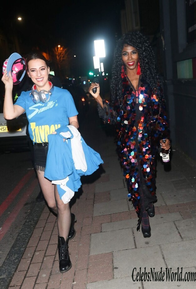 Sinitta Cleavage 168000