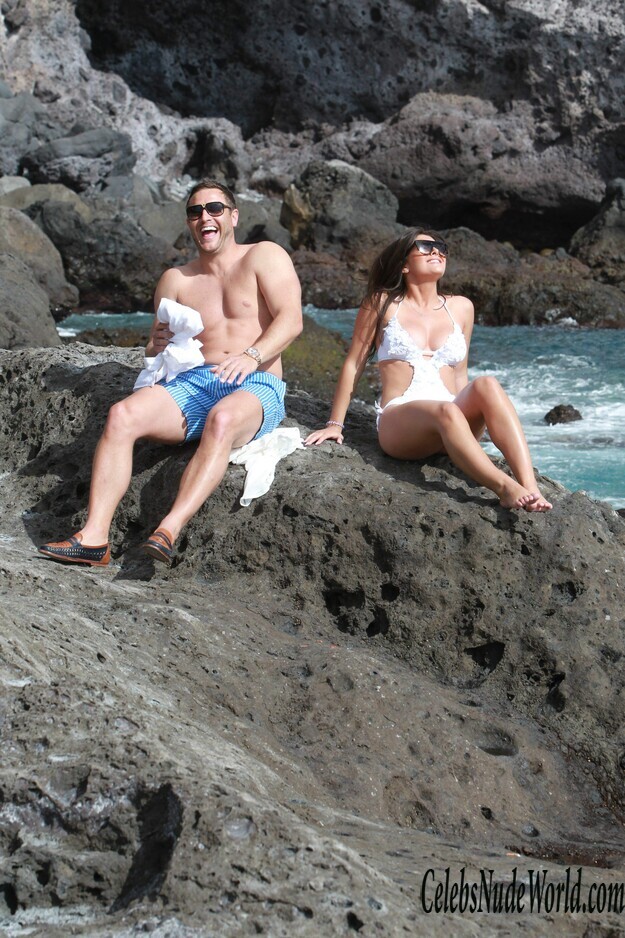 Sexy Photos: Sadie Stuart Chilling on the Beach 168567