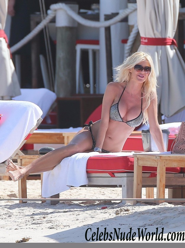 Victoria Silvstedt Nipple Peek In St. Barts 16900