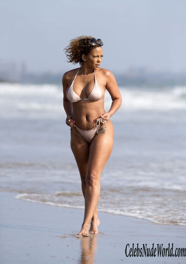 Seductive Sundy Carter's Sexy Photo Shoot on the Beach 169266