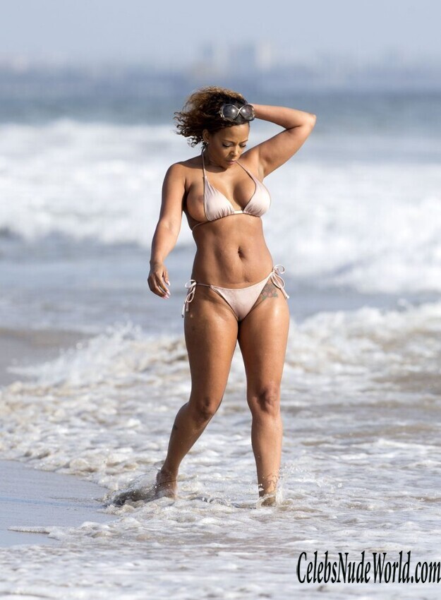 Seductive Sundy Carter's Sexy Photo Shoot on the Beach 169270