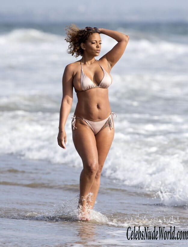 Seductive Sundy Carter's Sexy Photo Shoot on the Beach 169275