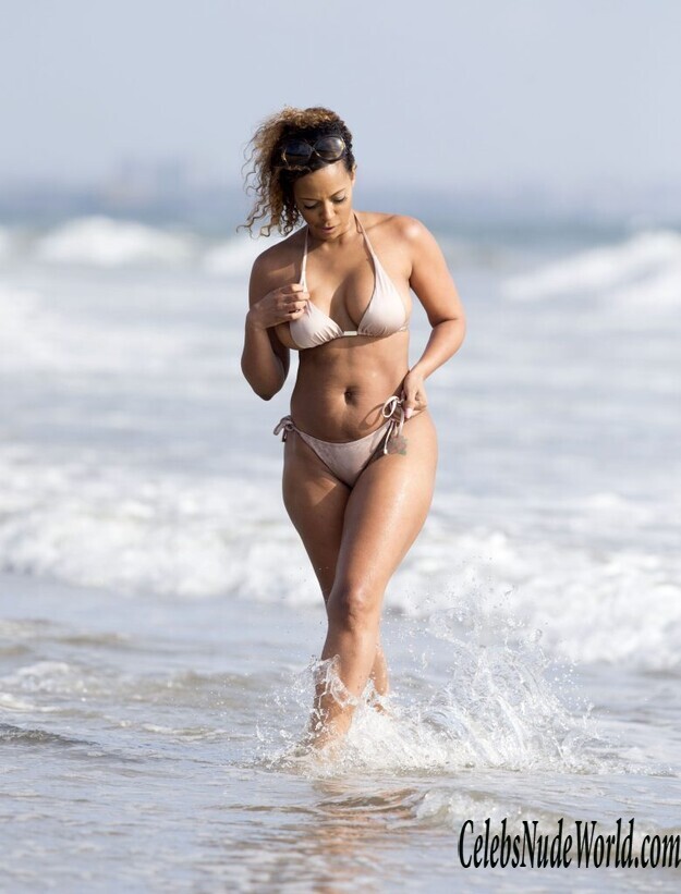 Seductive Sundy Carter's Sexy Photo Shoot on the Beach 169277