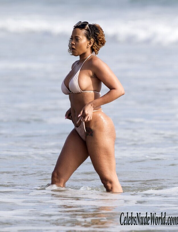 Seductive Sundy Carter's Sexy Photo Shoot on the Beach 169278