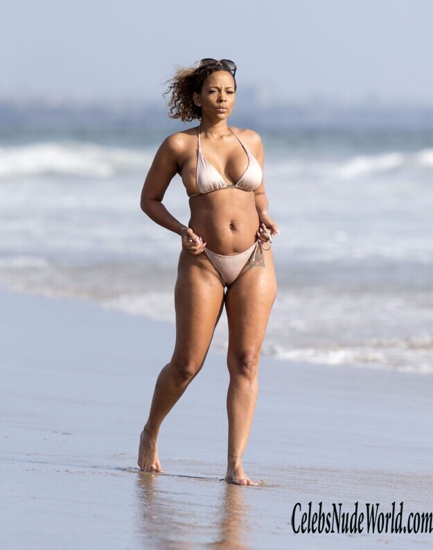 Seductive Sundy Carter's Sexy Photo Shoot on the Beach 169279