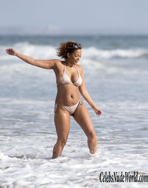 Seductive Sundy Carter's Sexy Photo Shoot on the Beach 169281