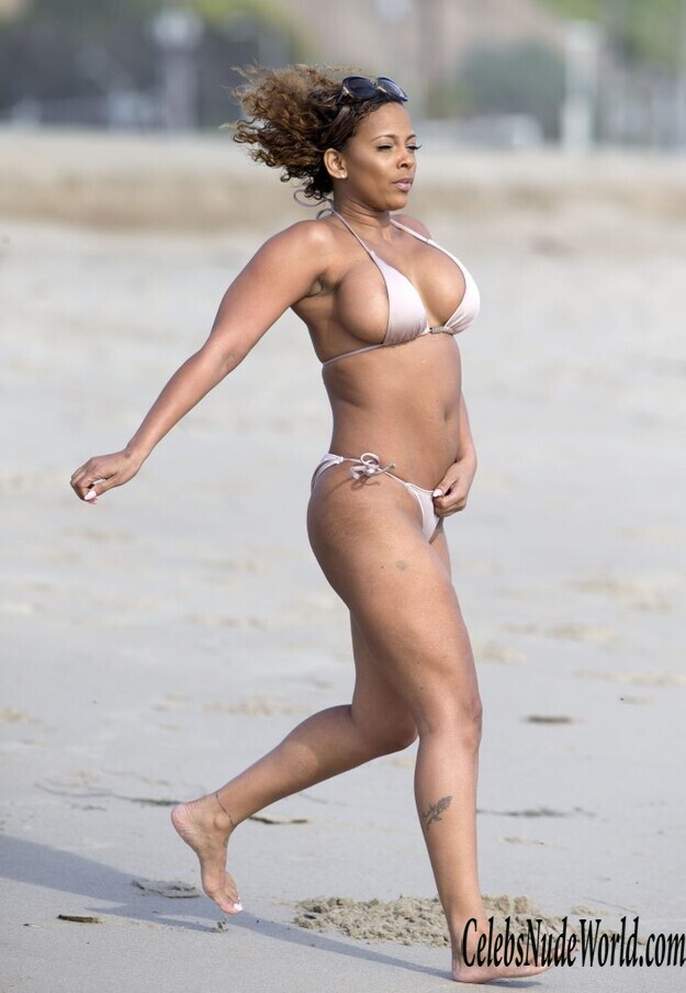 Seductive Sundy Carter's Sexy Photo Shoot on the Beach 169297