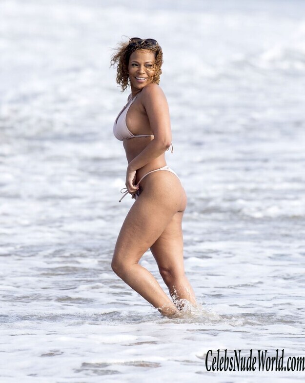 Seductive Sundy Carter's Sexy Photo Shoot on the Beach 169301