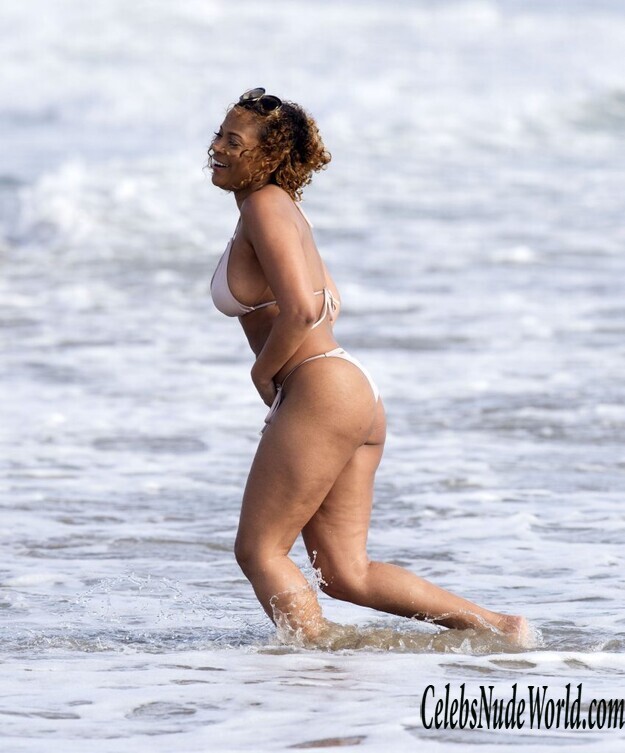 Seductive Sundy Carter's Sexy Photo Shoot on the Beach 169302