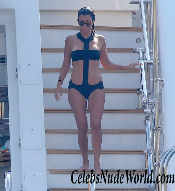 Kourtney Kardashian Wearing A Swimsuit In France 16982