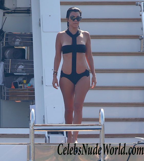Kourtney Kardashian Wearing A Swimsuit In France 16989