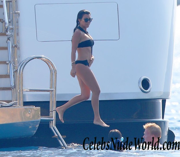 Kourtney Kardashian Wearing A Swimsuit In France 16992