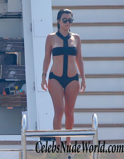 Kourtney Kardashian Wearing A Swimsuit In France 16996