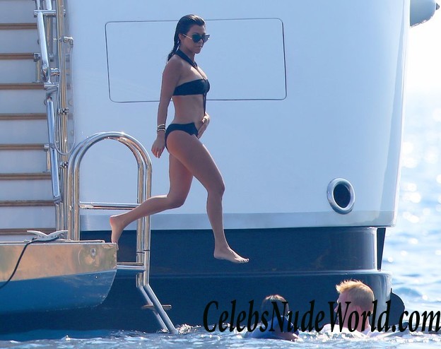 Kourtney Kardashian Wearing A Swimsuit In France 17004