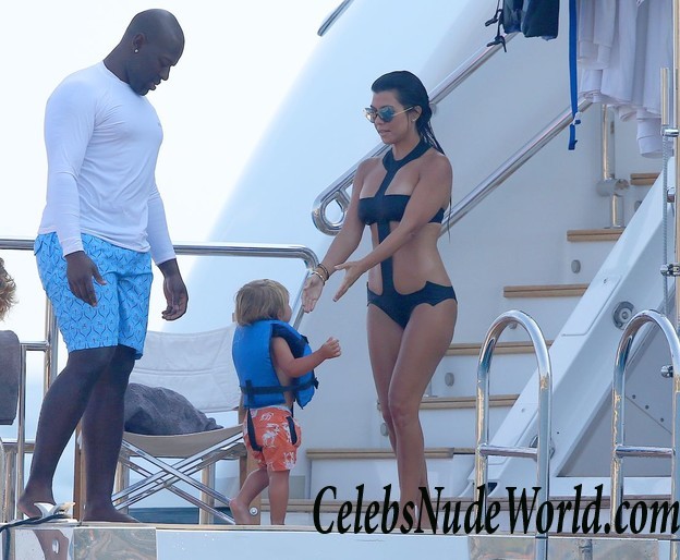 Kourtney Kardashian Wearing A Swimsuit In France 17006