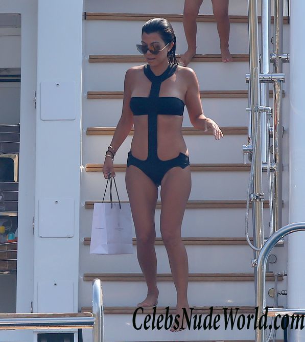 Kourtney Kardashian Wearing A Swimsuit In France 17009