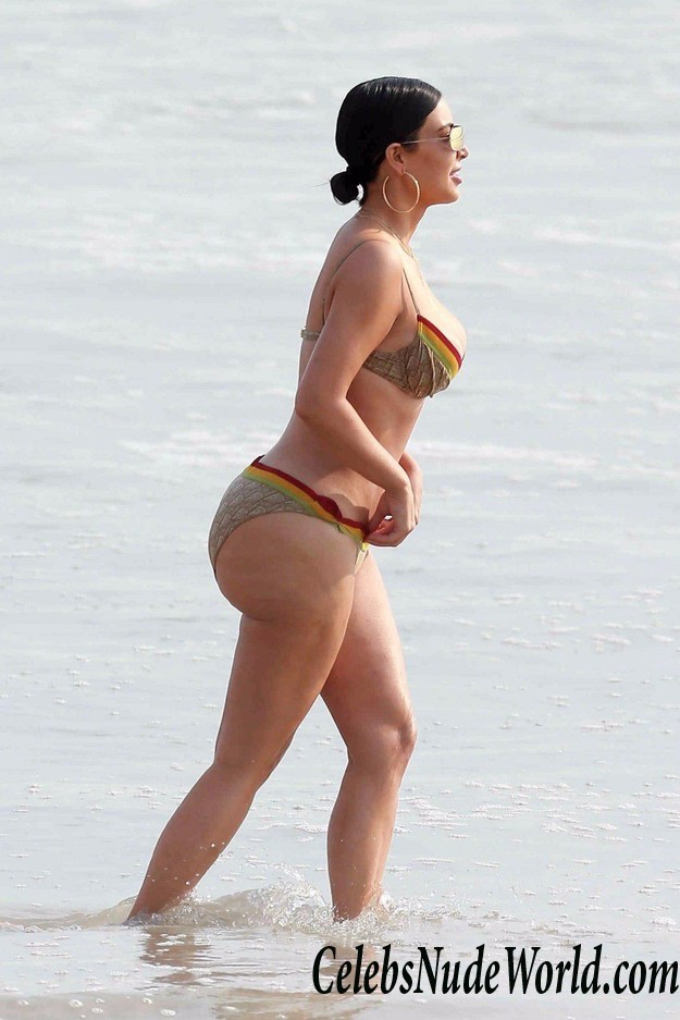 Kim Kardashian & Kourtney Kardashian At The Beach In Tulum 17301