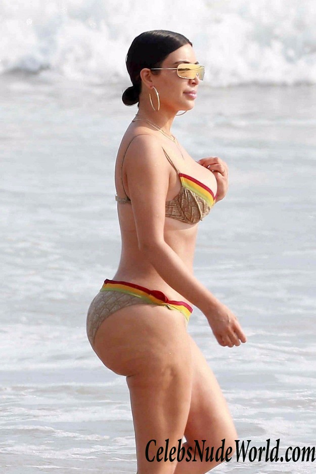 Kim Kardashian & Kourtney Kardashian At The Beach In Tulum 17309