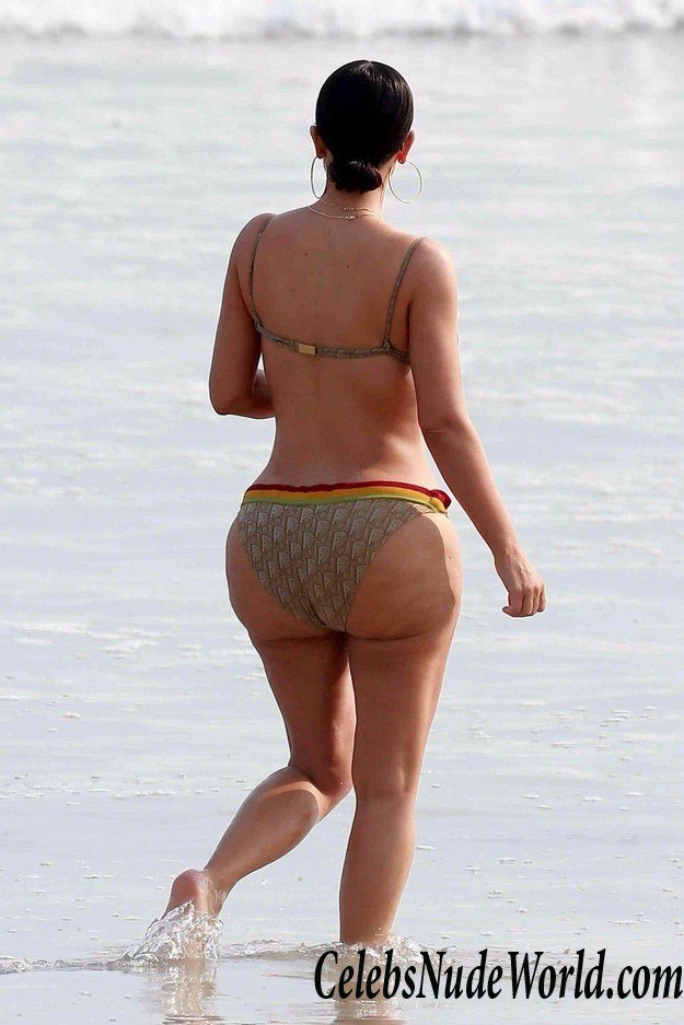 Kim Kardashian & Kourtney Kardashian At The Beach In Tulum 17322