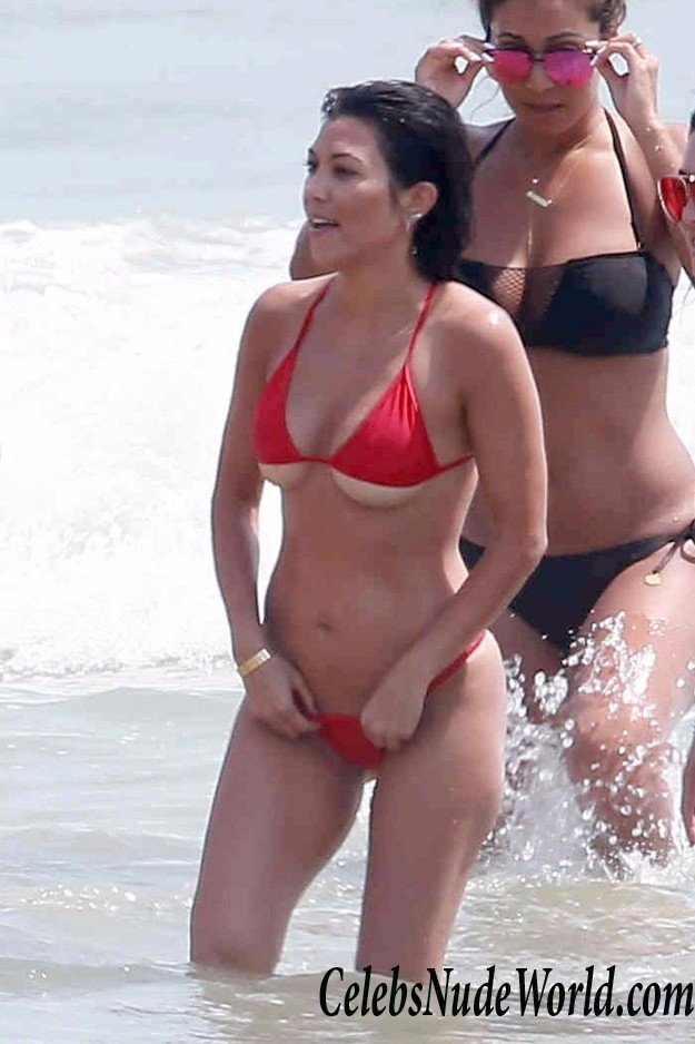 Kim Kardashian & Kourtney Kardashian At The Beach In Tulum 17326