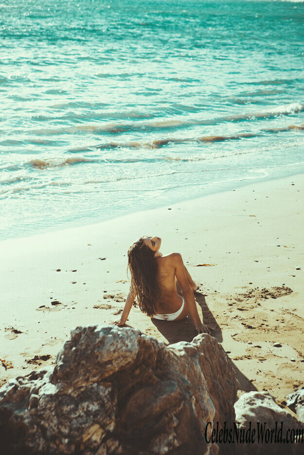 Sexy photoshot of Taylor Hannum 173859