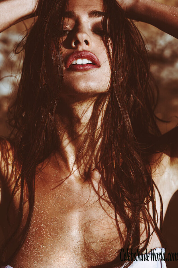 Sexy photoshot of Taylor Hannum 173866