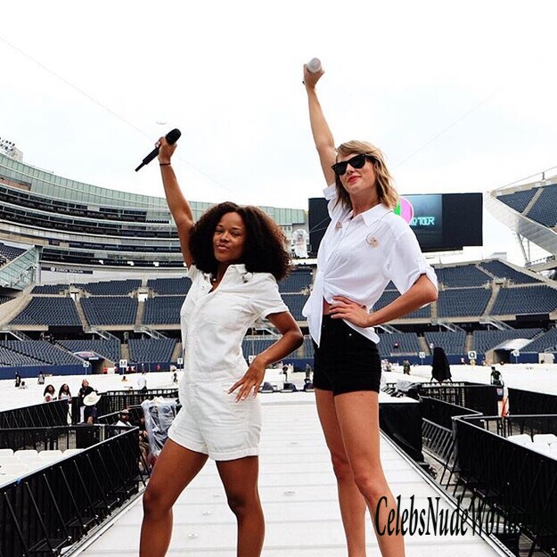 Sexy legs of Taylor Swift 174352