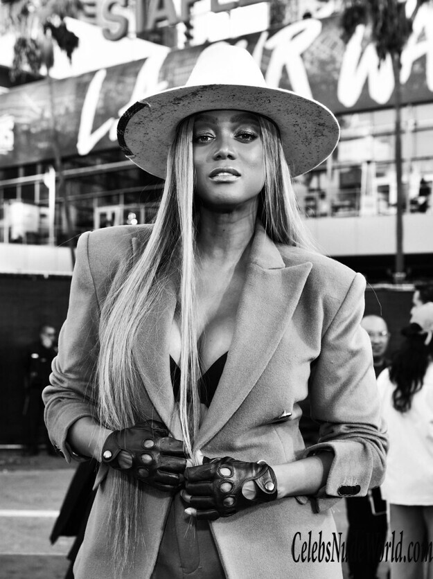 Tyra Banks Cleavage 174600