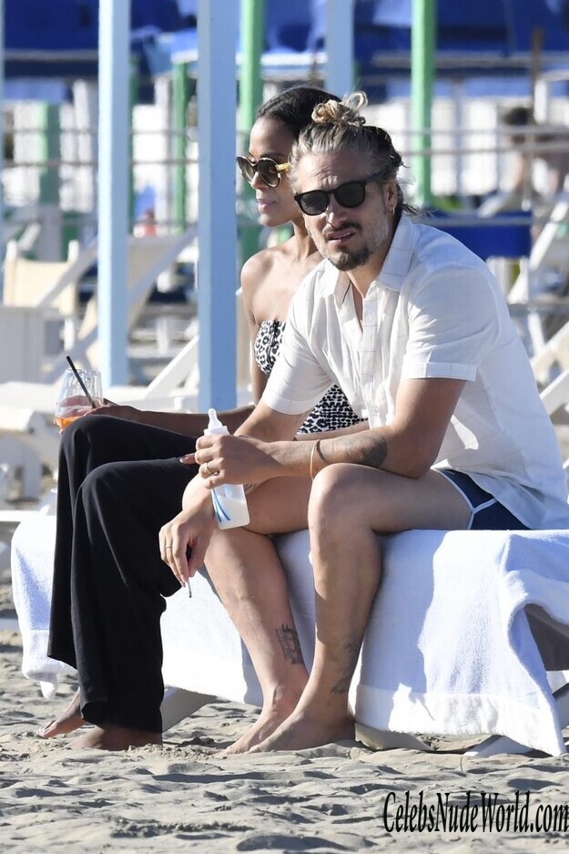 Zoe Saldana Sexy 177215