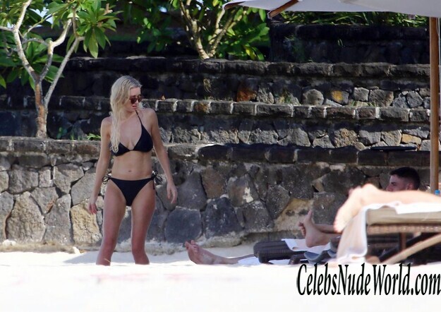 Una Healy Bikini 178127