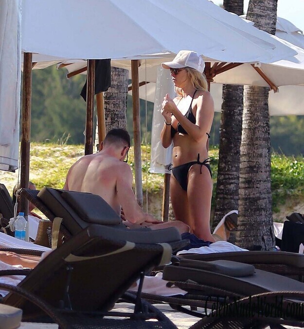 Una Healy Bikini 178128