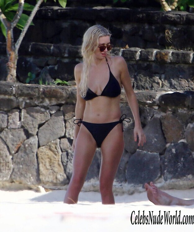 Una Healy Bikini 178131