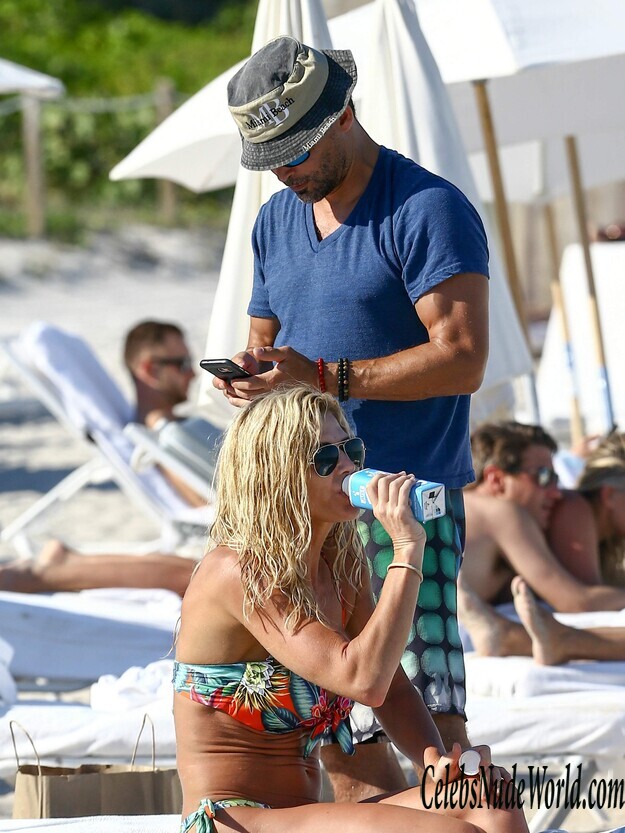 Torrie Wilson Looks Toned And Tanned 178402