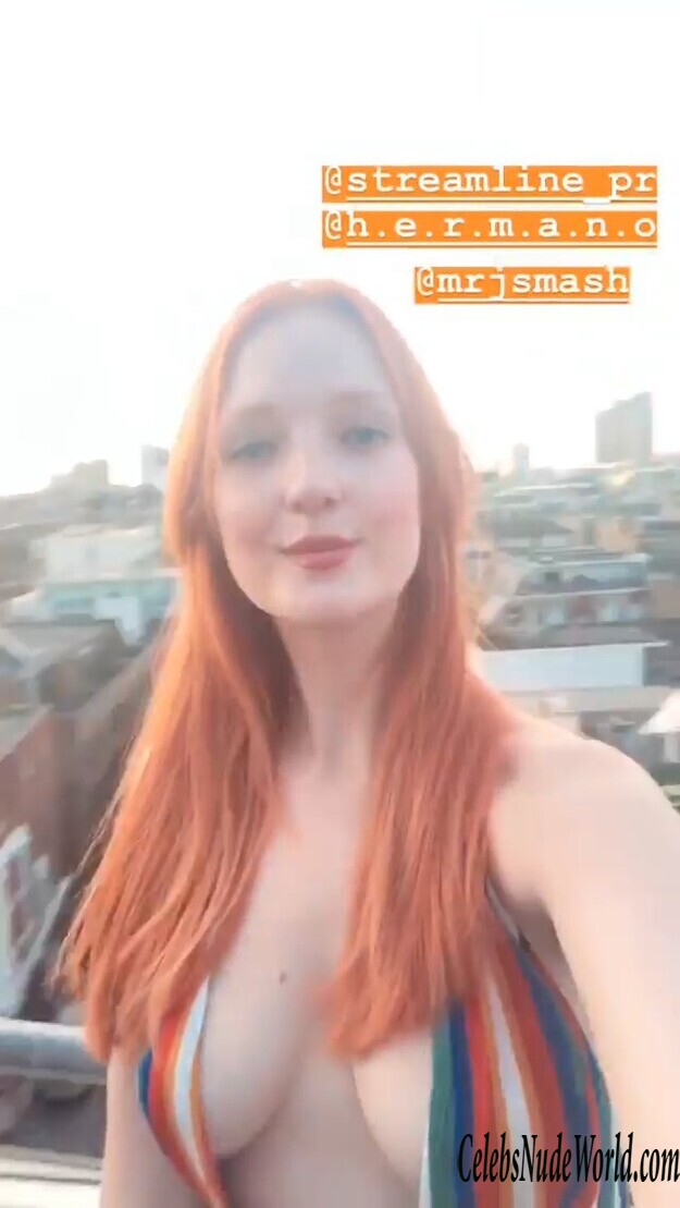 Victoria Clay Cleavage 178487