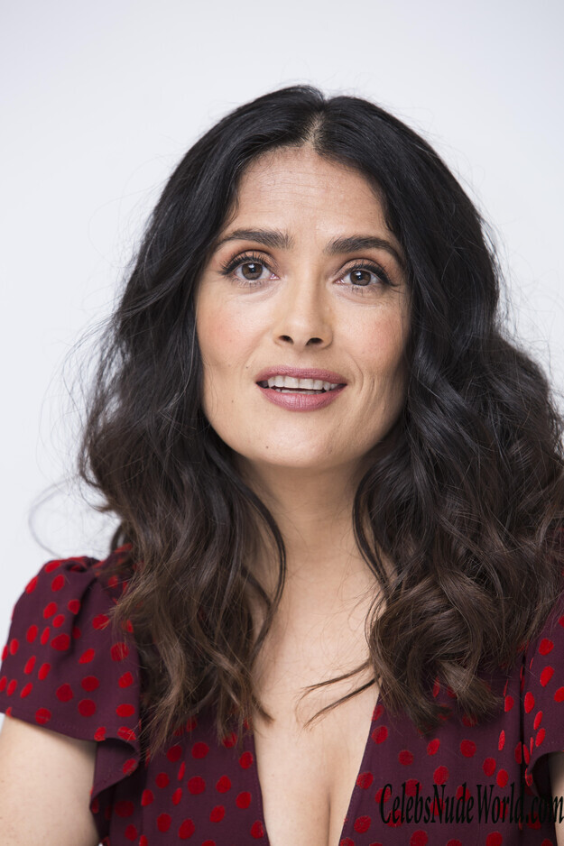 Salma Hayek Looks Beautiful And Busty 179781
