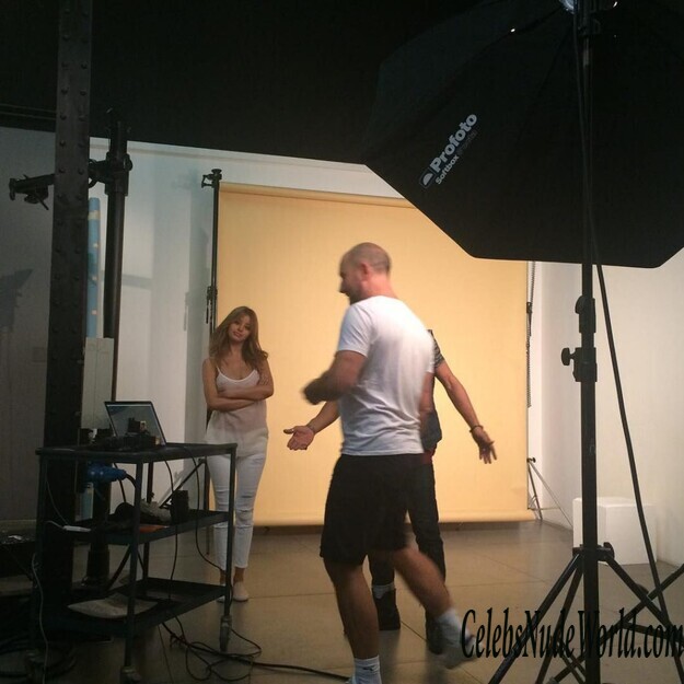 Zahia Dehar Cleavage 180281