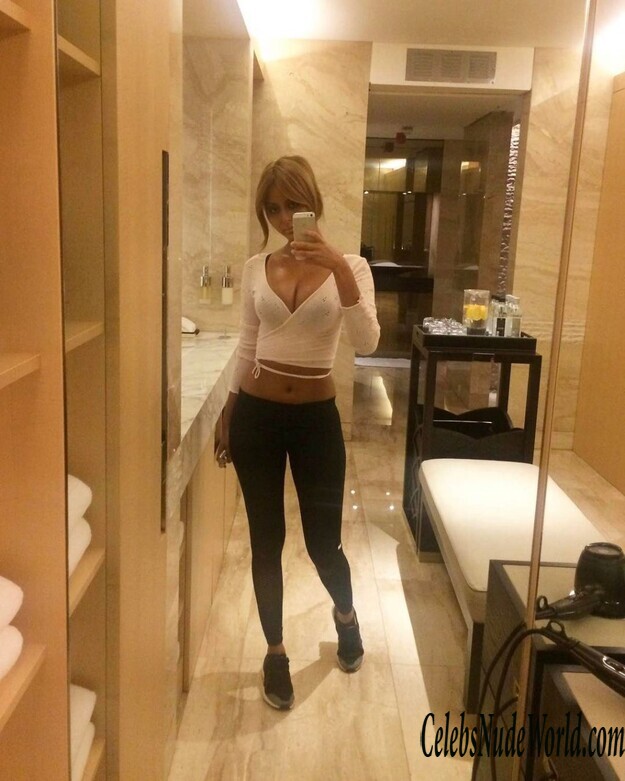 Zahia Dehar Cleavage 180302