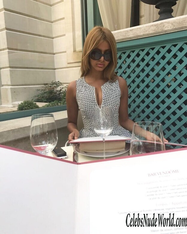 Zahia Dehar Cleavage 180305