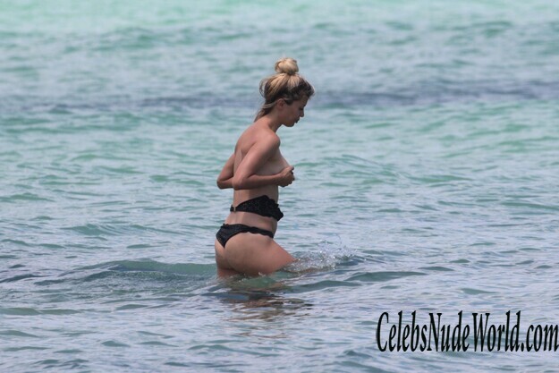 Victoria Bonya Is Completely Naked On A Beach 181782