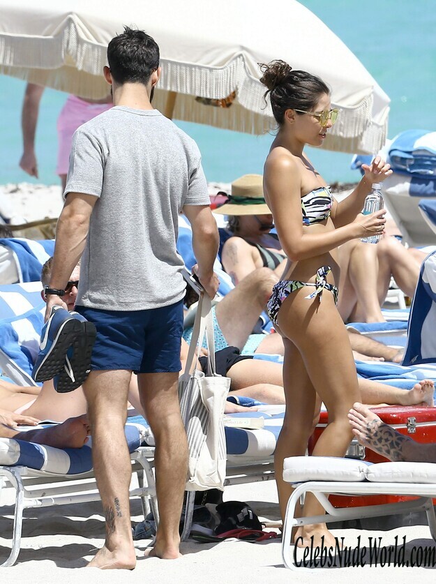 Stina Sanders Gets Hot On The Beach 183285