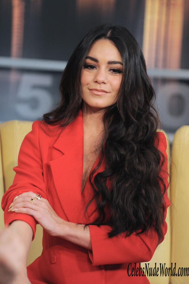 Vanessa Hudgens Cleavage Pictures Photo 183502