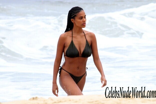 Tina Kunakey Bikini 185270