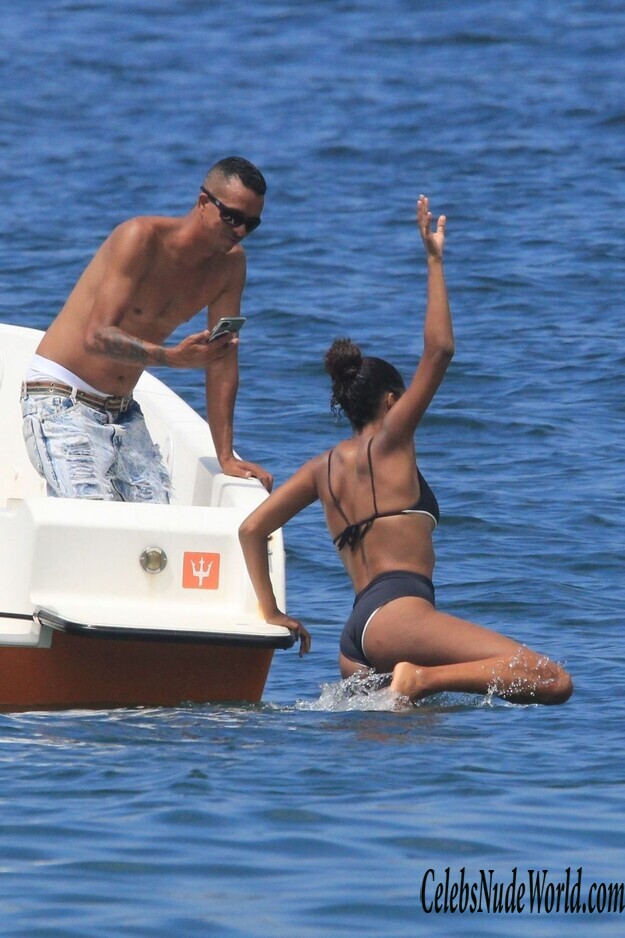 Tina Kunakey Bikini 185275