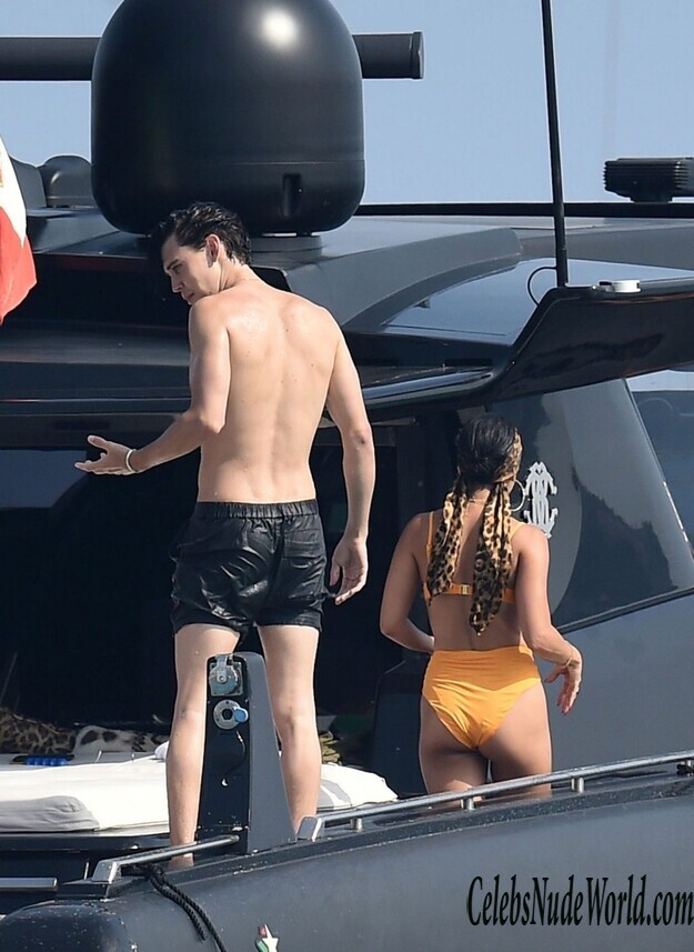 Vanessa Hudgens Bikini 187097