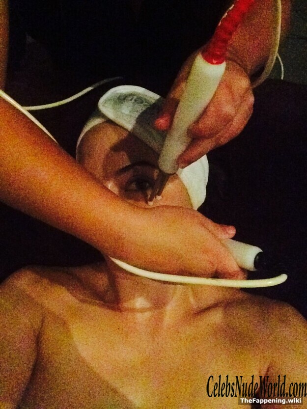 Casey Wilson Nude 187762