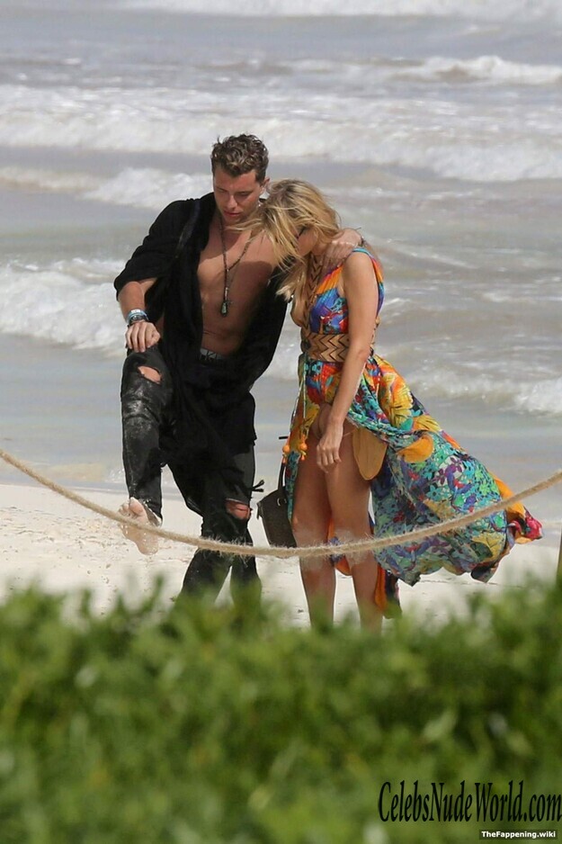 Paris Hilton Nude 191176